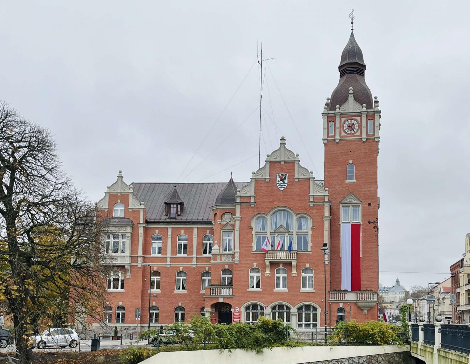 Budynek Starostwa w Słupsku z flagami Polski z okazji obchodów 11 listopada.