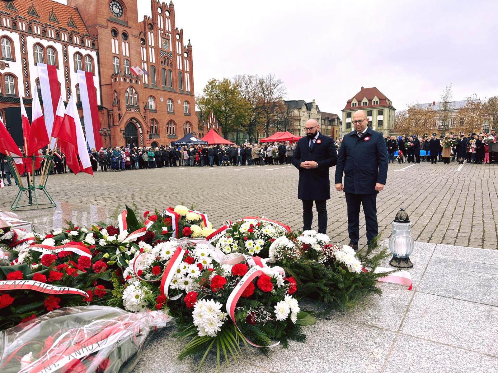 Obchody 11 listopada na placu Zwycięstwa w Słupsku, złozenie kwiatów pod pomnikiem przez starostę słupskiego i wicestarostę.