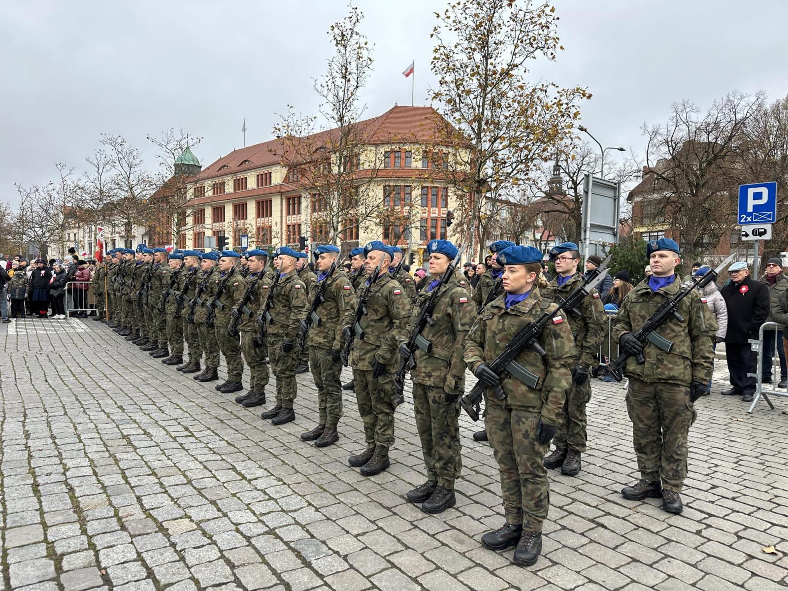 Obchody 11 listopada na placu Zwycięstwa w Słupsku.