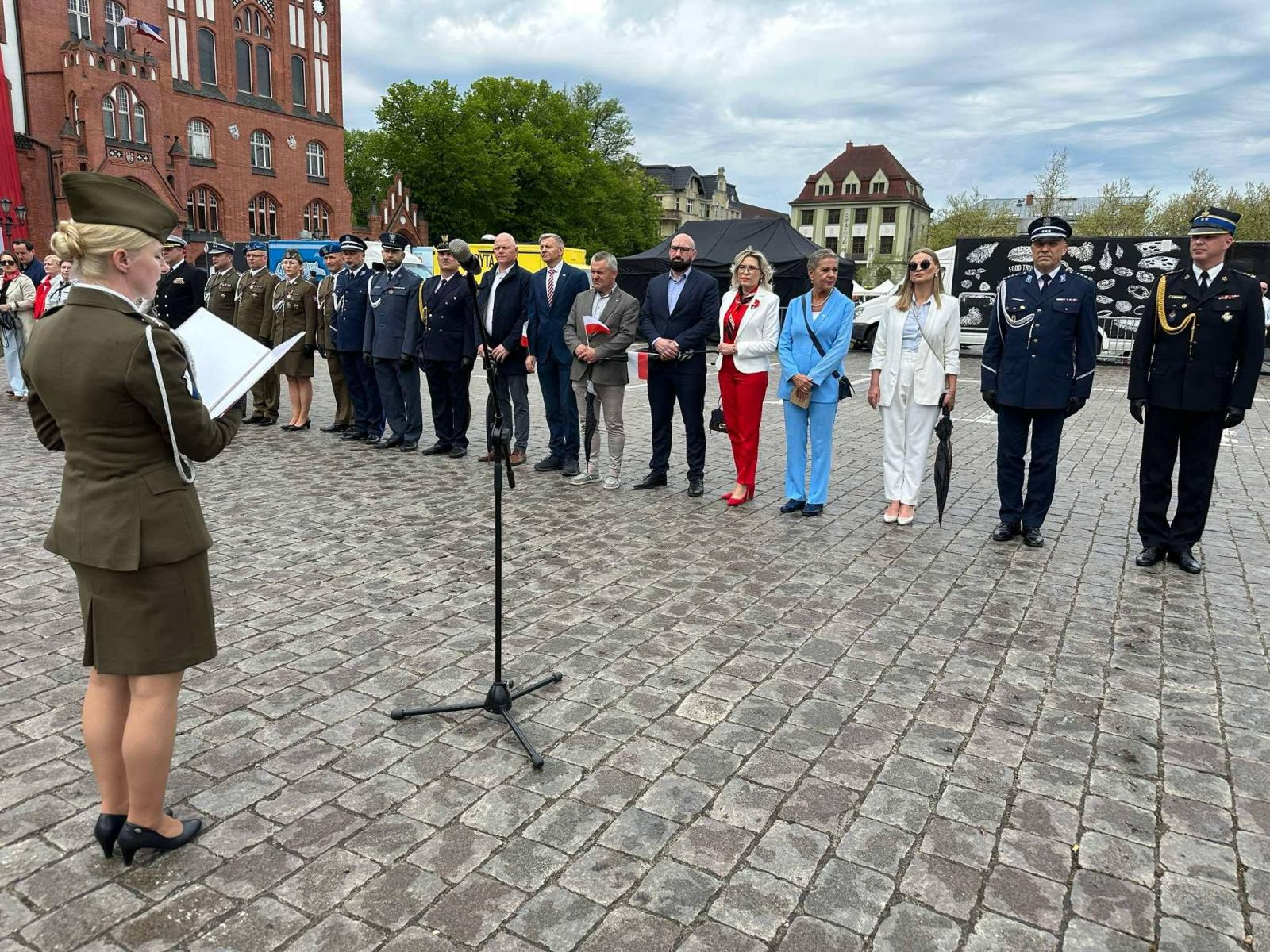 Zdjęcie z miejskich uroczystości 2 maja - Dnia Flagi RP. Na zdjeciu samorządowcy, biorący udział w uroczystościach w Słupsku, w tym przedstawieciele Powiatu Słupskiego.