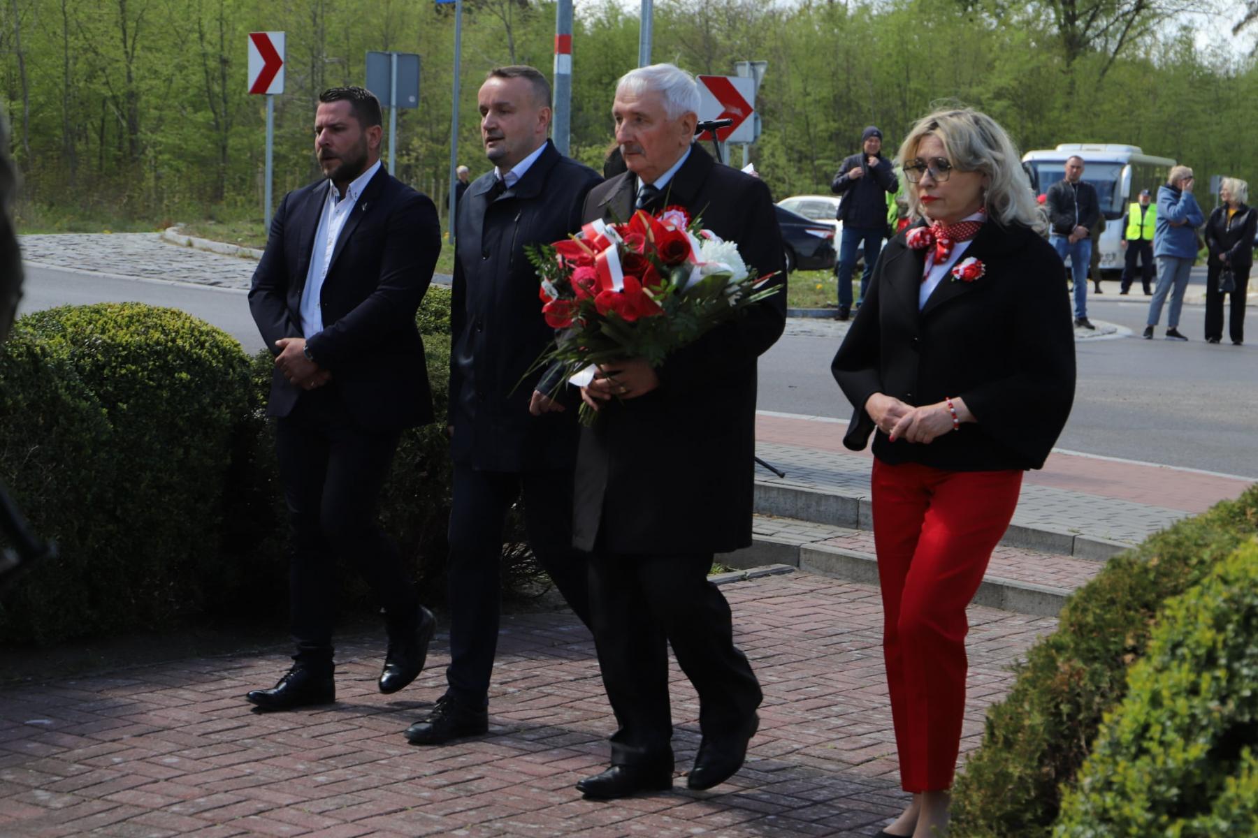 Uroczystości 3 Maja w Przewłoce w gminie Ustka. Powiat reprezentowali członek Zarządu Adriana Cerkowska-Markiewicz, Przewodniczący Rady Powiatu Jan Olech, Wiceprzewodniczący Rady Arkadiusz Wielebski oraz radny Konrad Tymecki.