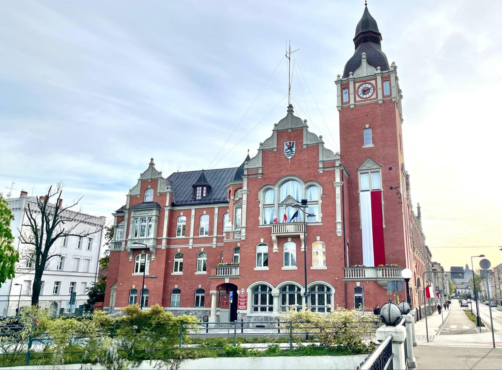 Budynek Starostwa Powiatowego w Słupsku w podczas świąt majowych. Na budynku widnieją flagi Polski wywieszone z okazji 2 i 3 maja.