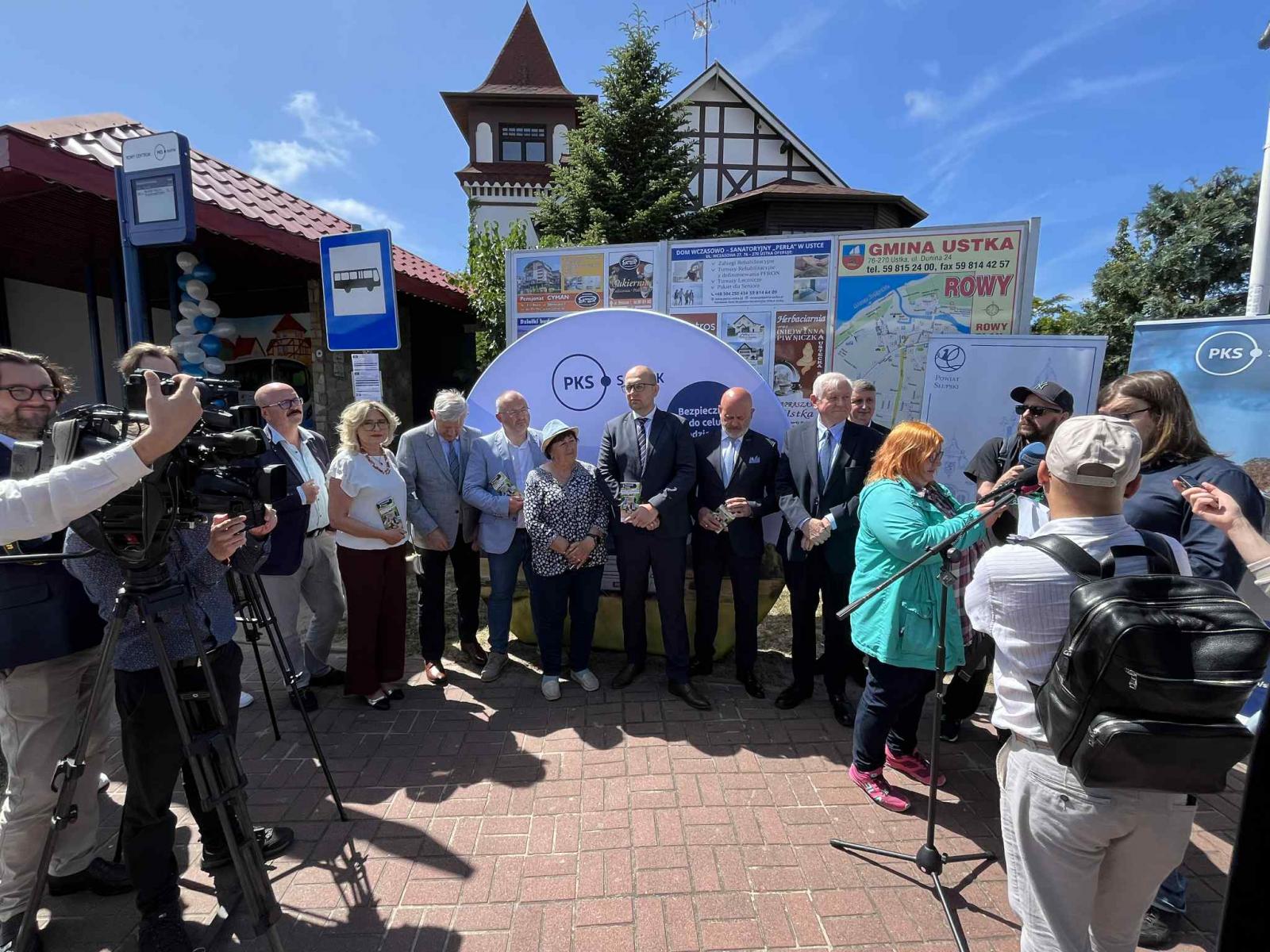 Zdjęcie z konferencji prasowej Zarządu Powiatu i operatora połączen powiatowych PKS Słupsh w Rowach w dniu 30 czerwca 2025 roku.