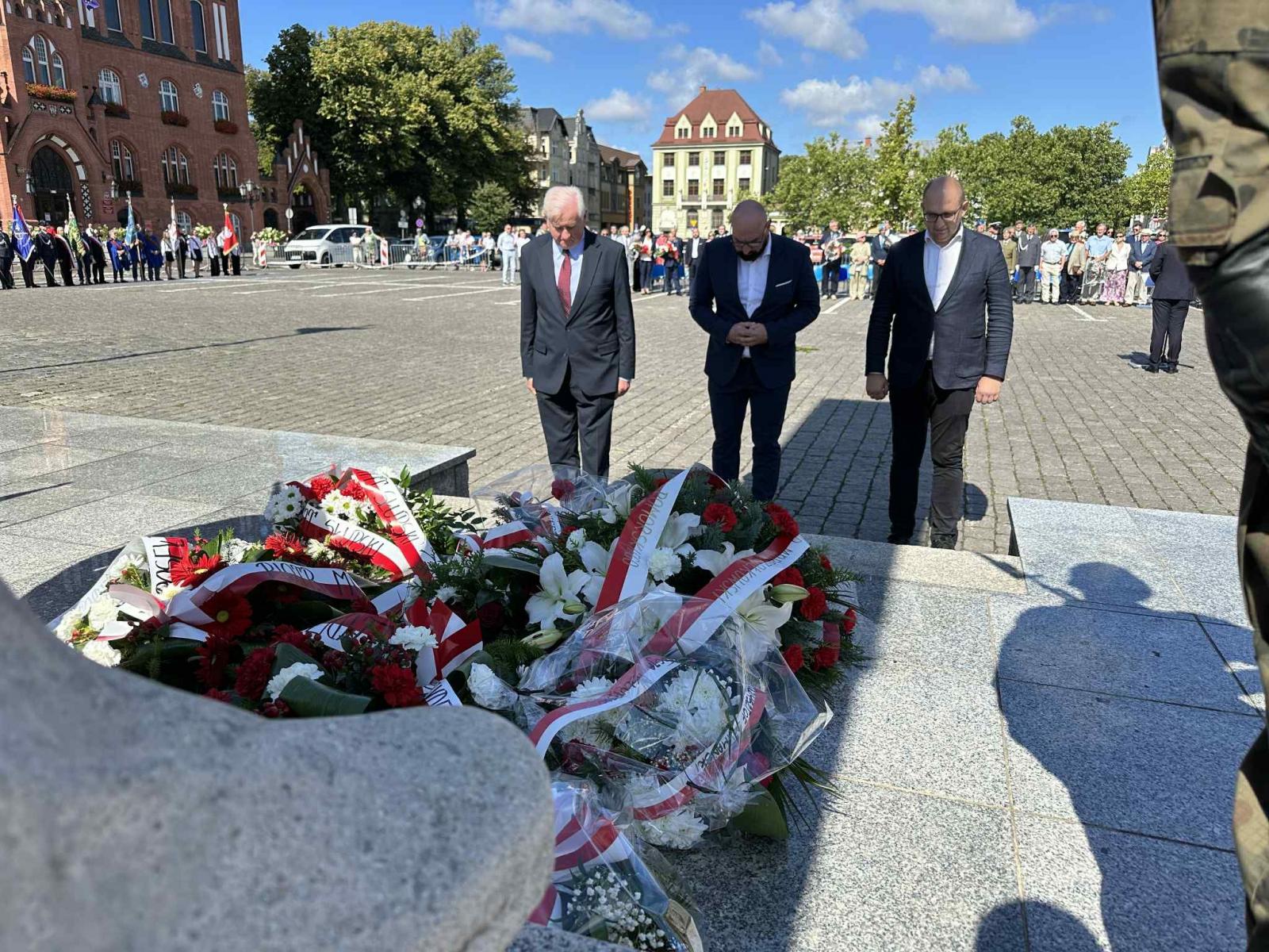 Zdjęcie z uroczystości, upamiętniającej 86. rocznicę wybuchu II Wojny Światowej.  Kwiaty przy pomniku Żołnierza Polskiego składa delegacja Zarządu Powiatu Słupskiego.