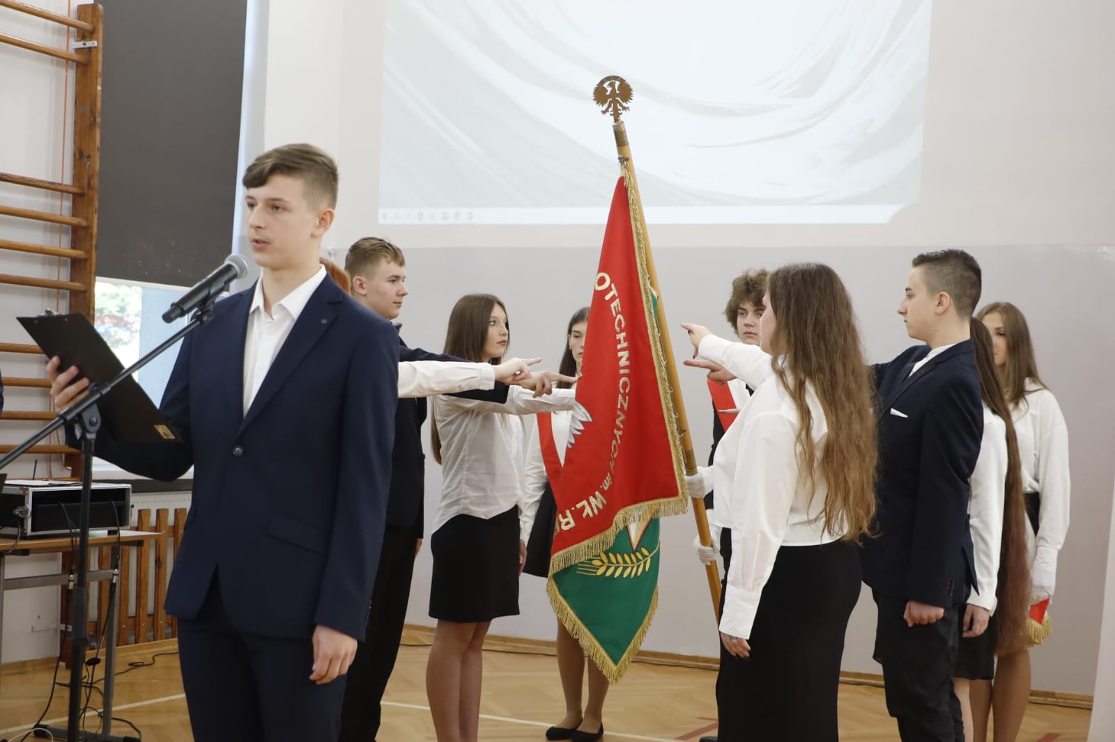 Uroczystości rozpoczęcia roku szkolnego 2025/2026 w szkołach powiatowych.