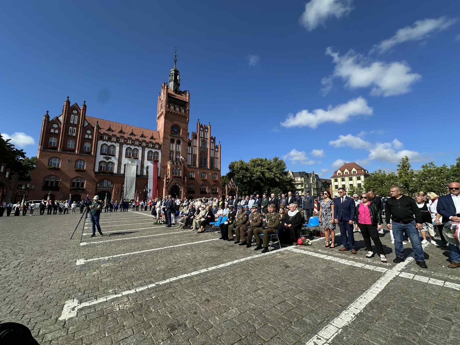 Zdjęcie z uroczystości, upamiętniającej 86. rocznicę wybuchu II Wojny Światowej. 