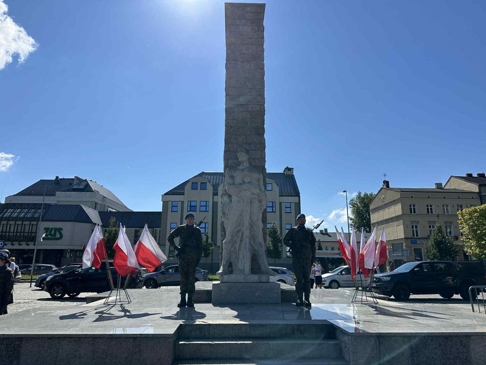 Zdjęcie z uroczystości, upamiętniającej 86. rocznicę wybuchu II Wojny Światowej. Uroczystości odbyły się 1 września w Słupsku, przy pomniku Żołnierza Polskiego.