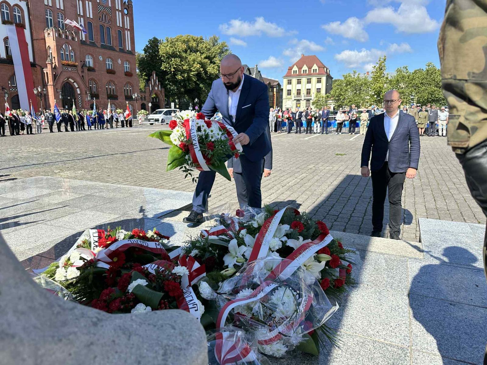 Zdjęcie z uroczystości, upamiętniającej 86. rocznicę wybuchu II Wojny Światowej. 